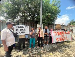 Tower Telkom di Jembatan Kembar Timur Disegel Warga Tuntut Pembongkaran Permanen